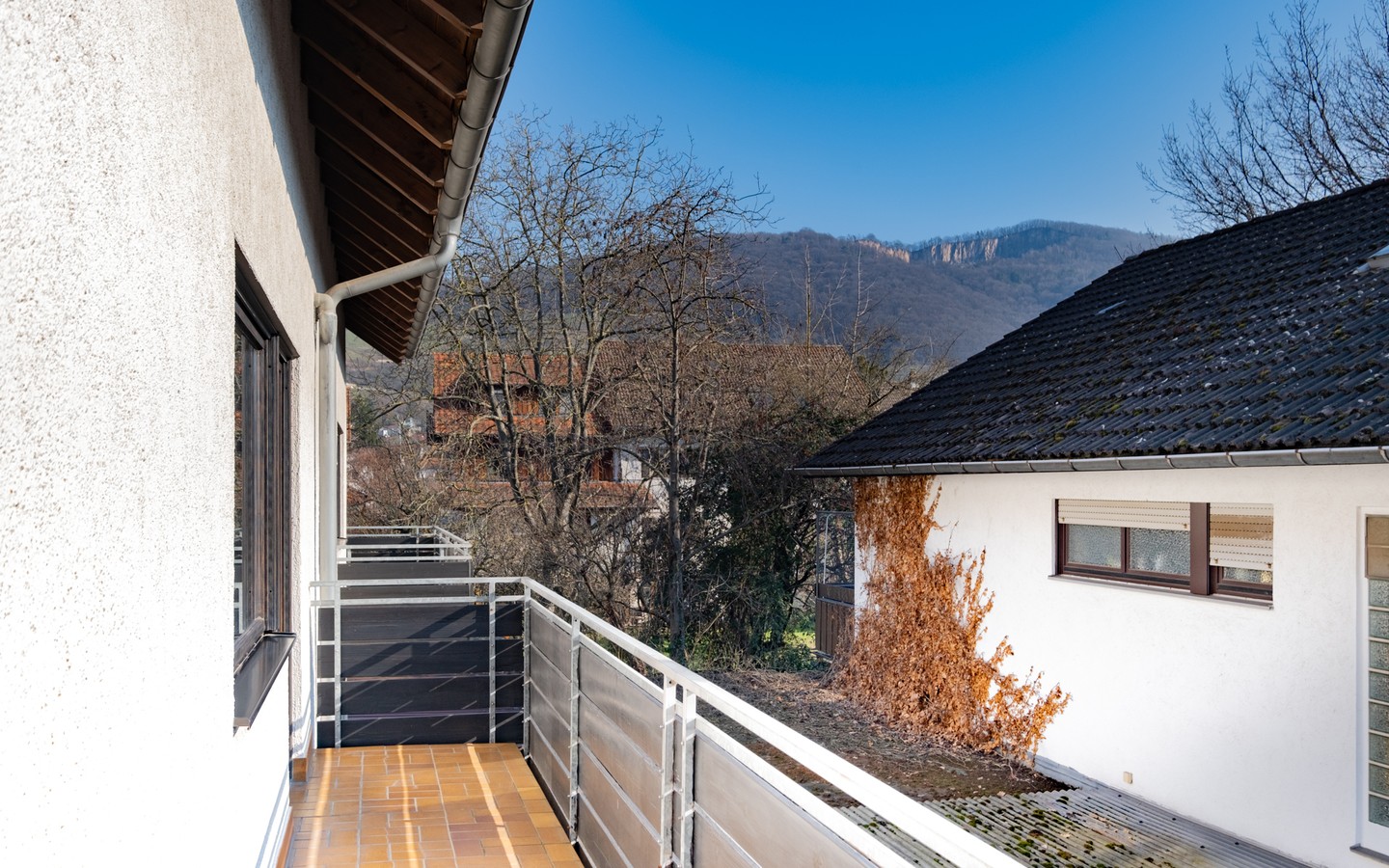Balkon - 4-Zimmer-Maisonette mit 2 Freisitzen und 2 Stellplätzen in Schriesheim