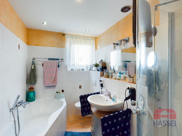 Tageslicht-Badezimmer mit Wanne und Glas-Eck-Dusche 