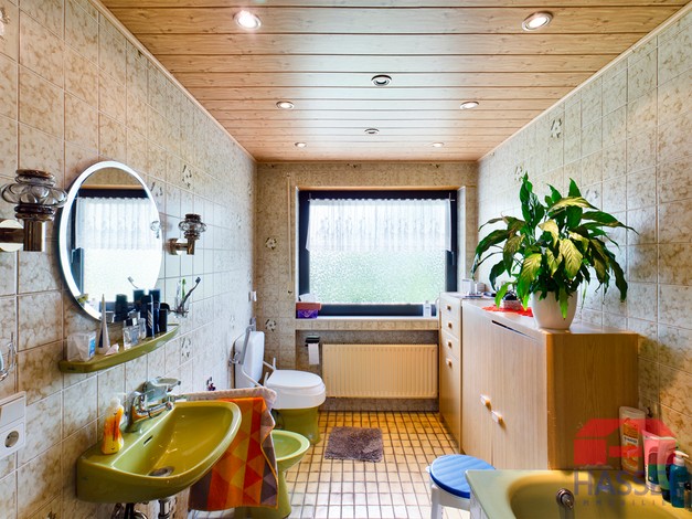 Tageslicht Bad im Obergeschoss mit Wanne und Dusche