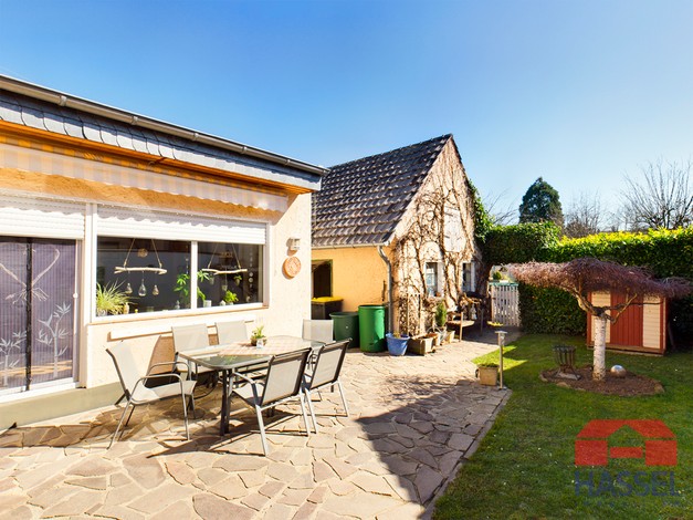 Sommer-Terrasse mit Innenhof, Anbau und kleinem Garten