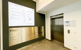 Eingangshalle mit Aufzug