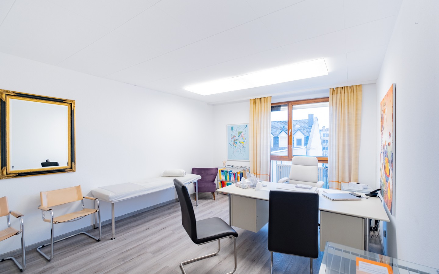 Sprechzimmer 1 - Gewerbeeinheit ohne Käuferprovision: Vermietete Arztpraxis mit Tiefgaragenstellplätzen in Neuenheim
