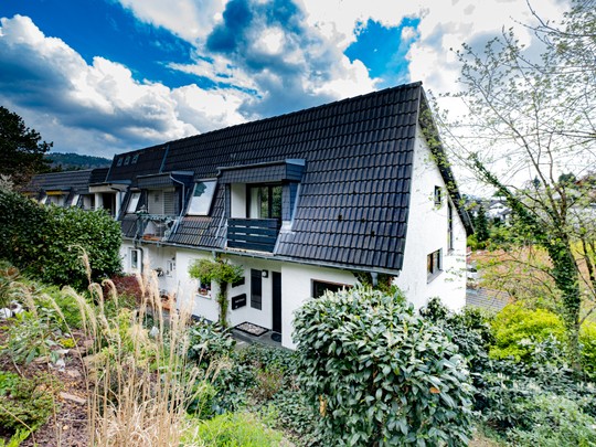 Aussichtsvolle Hanglage in Ziegelhausen: Reihenendhaus, 5 Zimmer, Terrassen, Balkon und Garage - Ihr Immobilienmakler in Heidelberg / Ziegelhausen