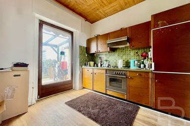 Küche mit Terrassenzugang
				