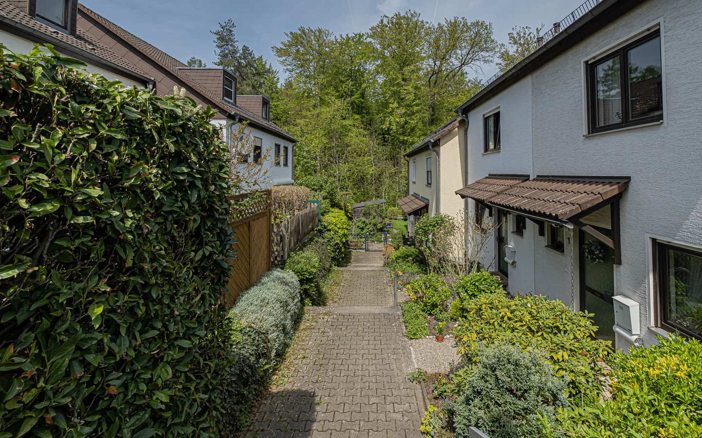 Weg zum Haus - Gaiberg: Attraktiv geschnittenes, familienfreundliches Reihenmittelhaus in ruhiger Waldrandlage