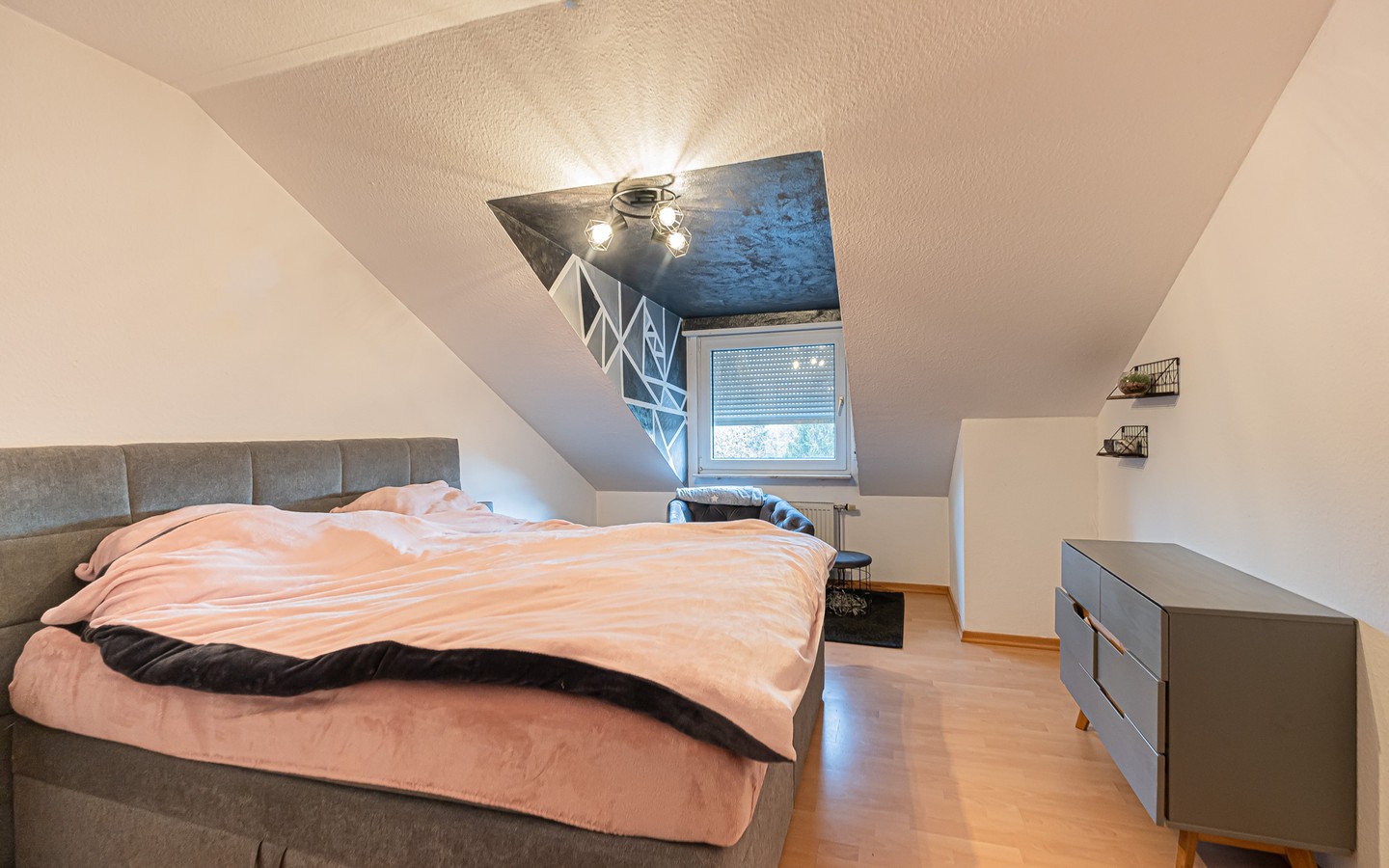 Schlafzimmer - Gemütliche 2-Zimmer-Wohnung mit sonnigem Balkon und TG-Stellplatz in HD-Kirchheim