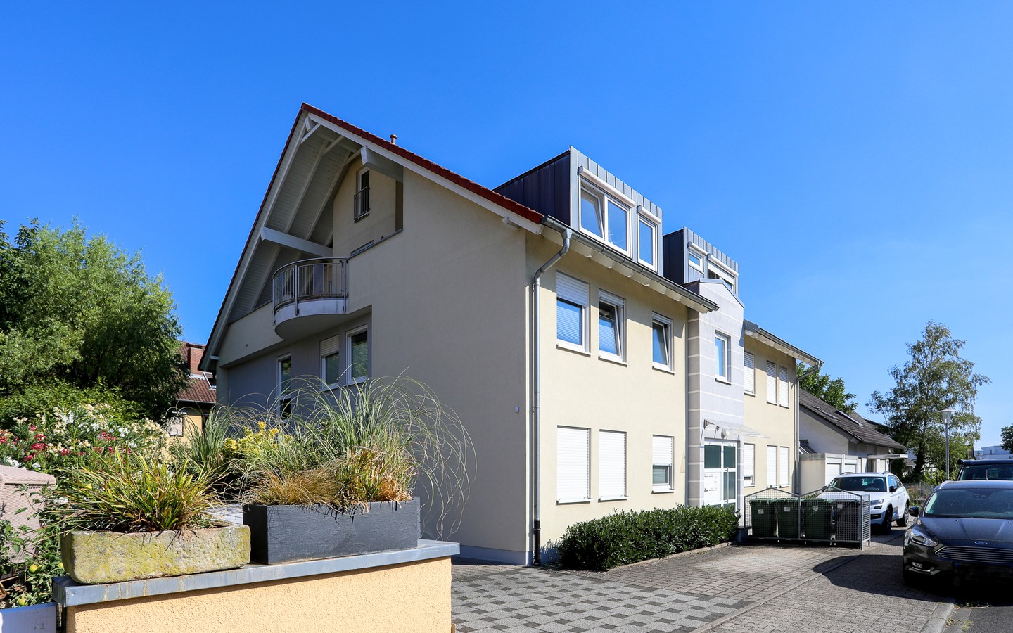 Ansicht N-O - Plankstadt: Top gepflegt und zum Einzug bereit 4-Zimmer-Wohnung mit 2 Balkonen und 2 Bädern