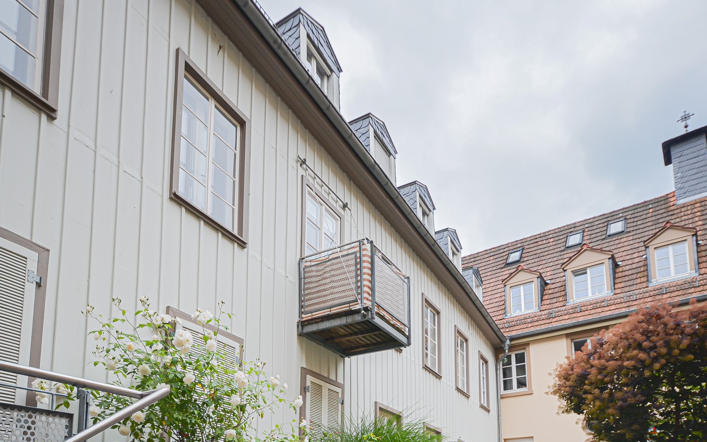 Hausansicht - Charmante Zweizimmerwohnung in der Heidelberger Fußgängerzone