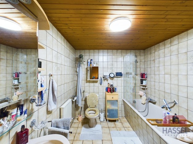 innenliegendes Badezimmer mit Badewanne