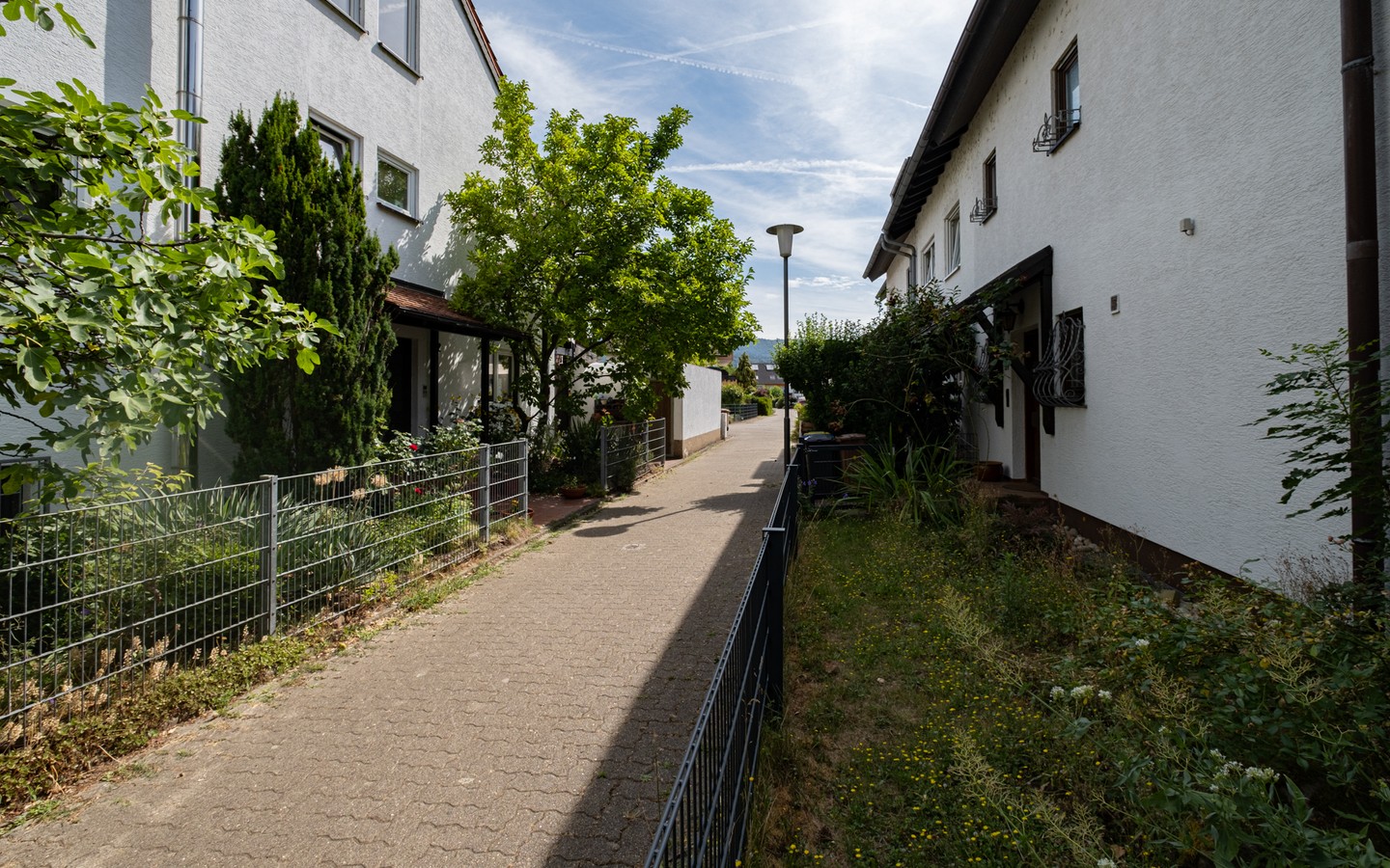 Straßenzug - Geräumiges Reihenendhaus in ruhiger, familienfreundlicher Wohnlage mit grünem Flair in HD-Kirchheim
