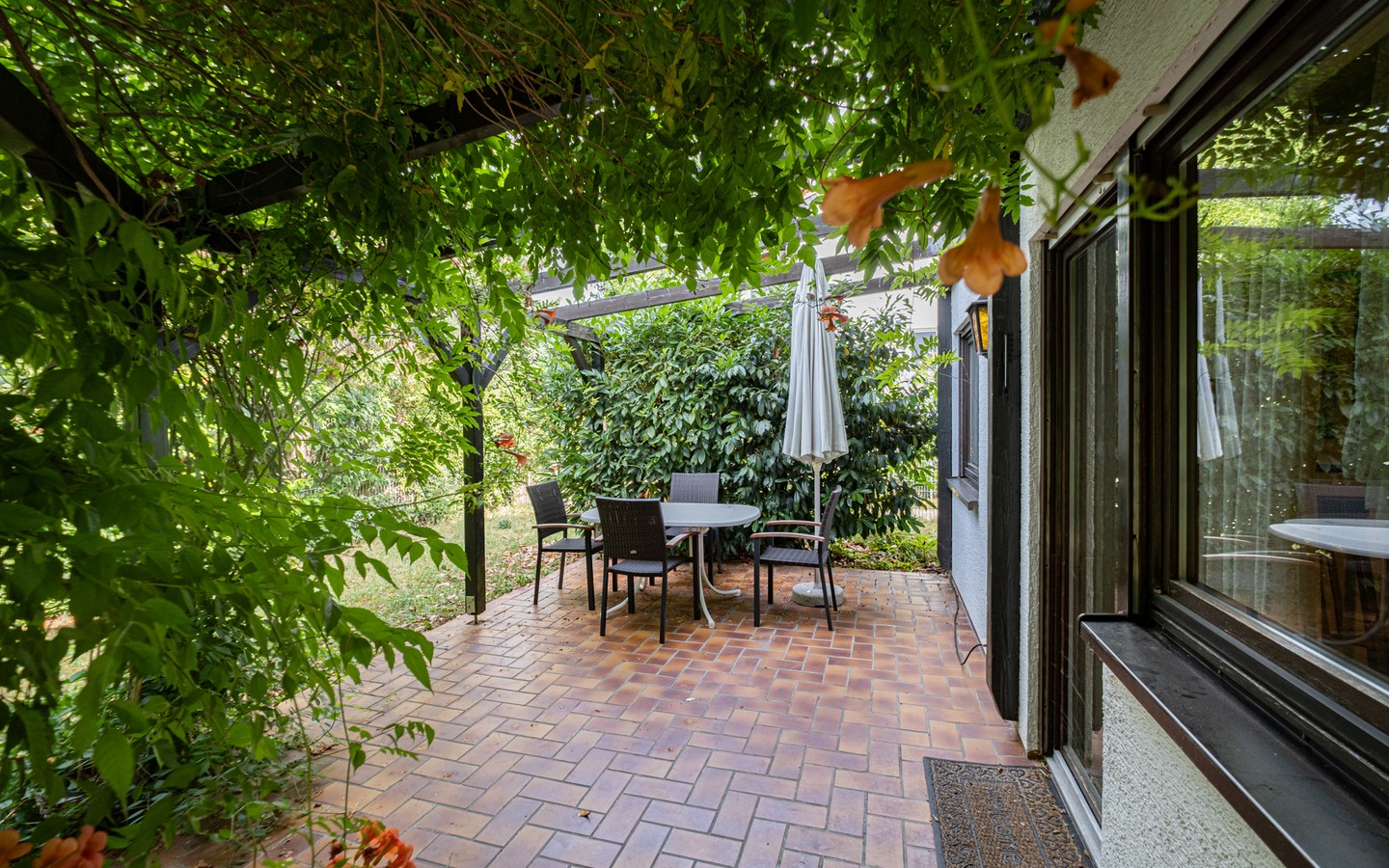 Terrasse - Geräumiges Reihenendhaus in ruhiger, familienfreundlicher Wohnlage mit grünem Flair in HD-Kirchheim
