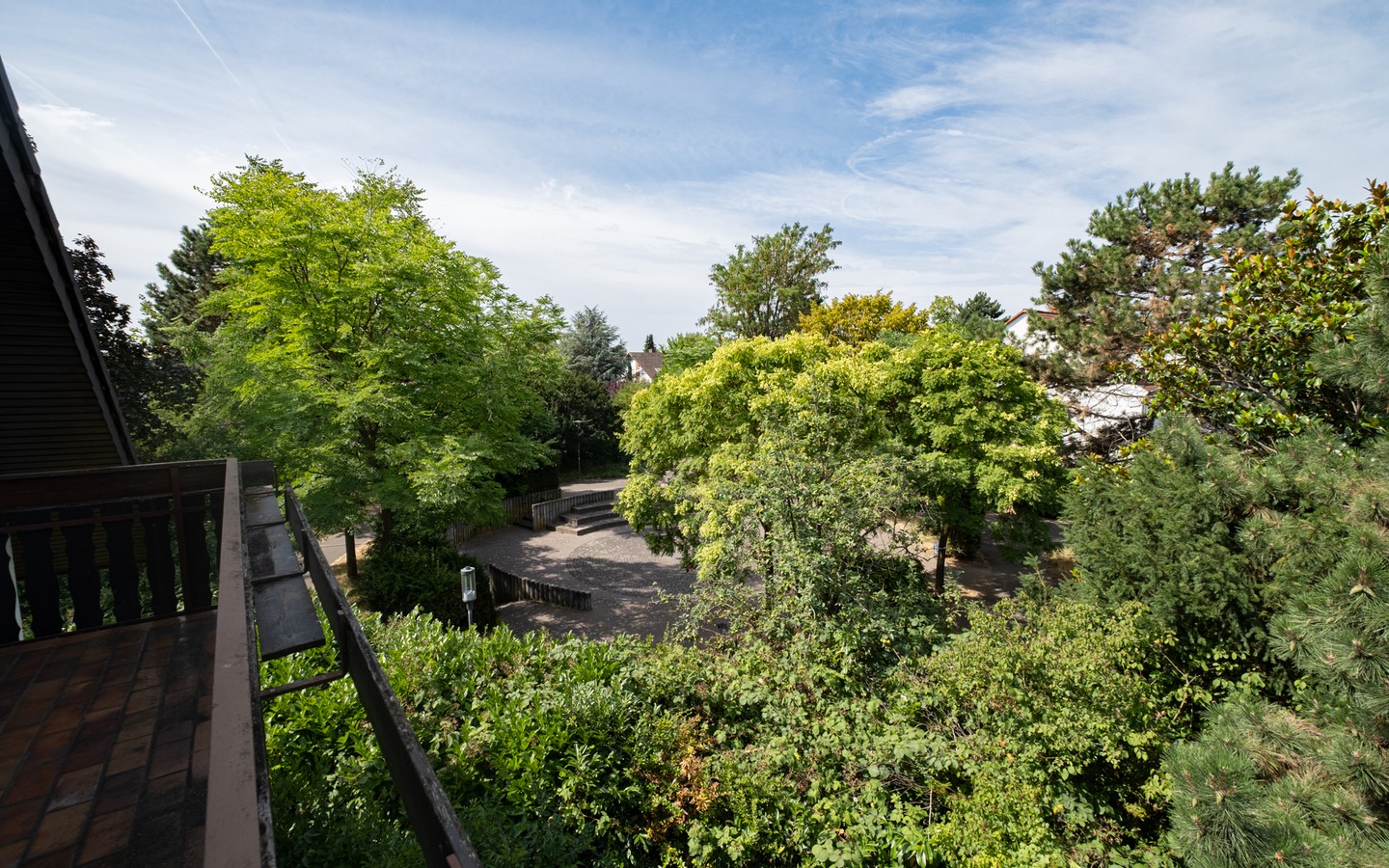 Ausblick Balkon DG - Geräumiges Reihenendhaus in ruhiger, familienfreundlicher Wohnlage mit grünem Flair in HD-Kirchheim