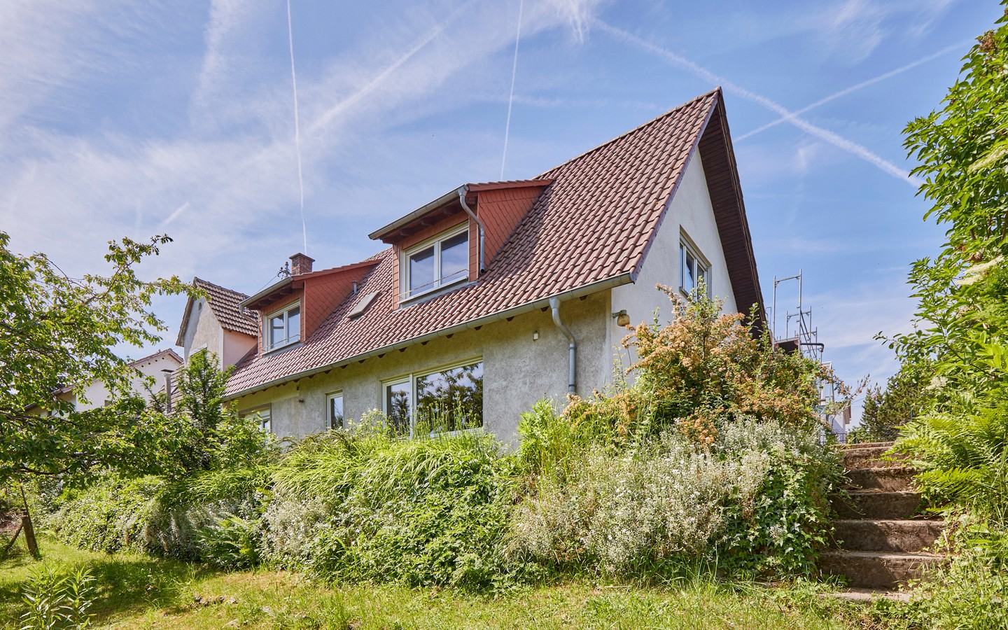 Seitenansicht - Sanierungsbedürftiges Einfamilienhaus am Neckar mit Garten und Ausbaupotenzial für zwei Familien