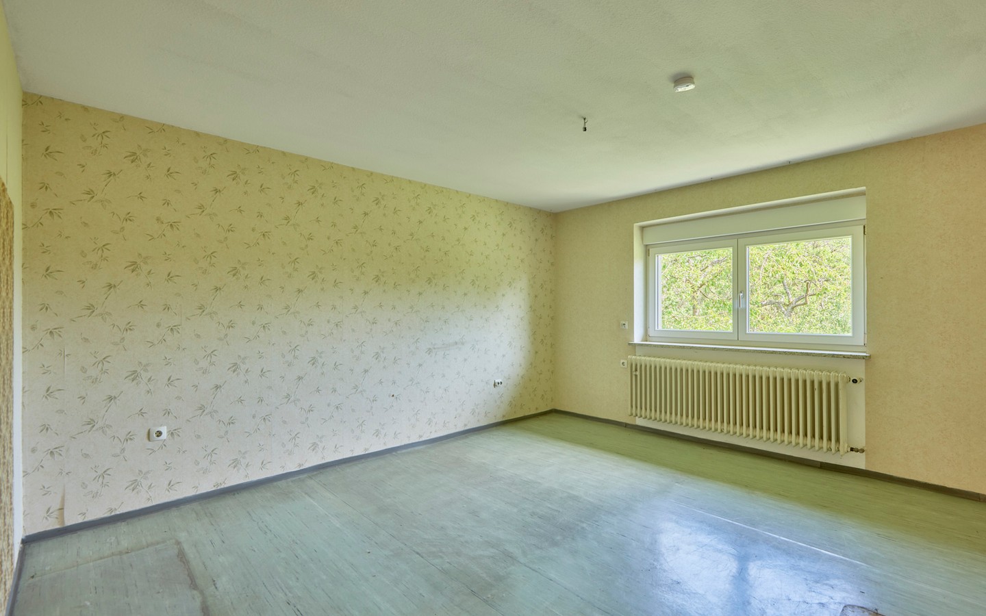 Zimmer 4 - Sanierungsbedürftiges Einfamilienhaus am Neckar mit Garten und Ausbaupotenzial für zwei Familien