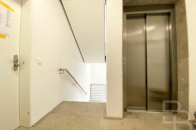 Treppenhaus & Aufzug
				