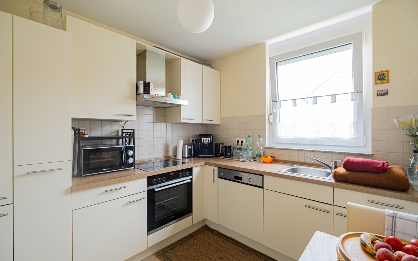 Küche - Moderne 3,5-Zimmer-Wohnung mit sonnigem Balkon und barrierefreiem Wohnkomfort in fantastischer Lage