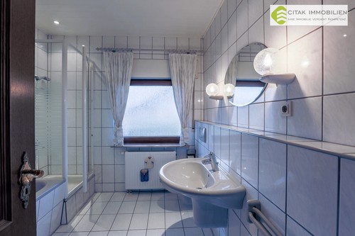 Bad im OG - Einfamilienhaus in Köln-Lindweiler
				