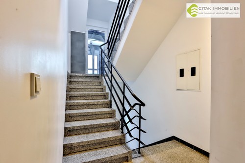 Treppenhaus und Aufzug - 2 Zimmer Wohnung im Kölner Severinsviertel