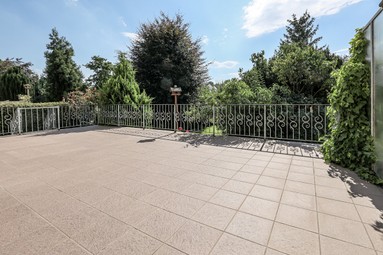 Terrasse Blick zum Garten
				