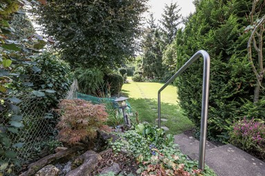Treppen mit Bachlauf zum Garten
				
