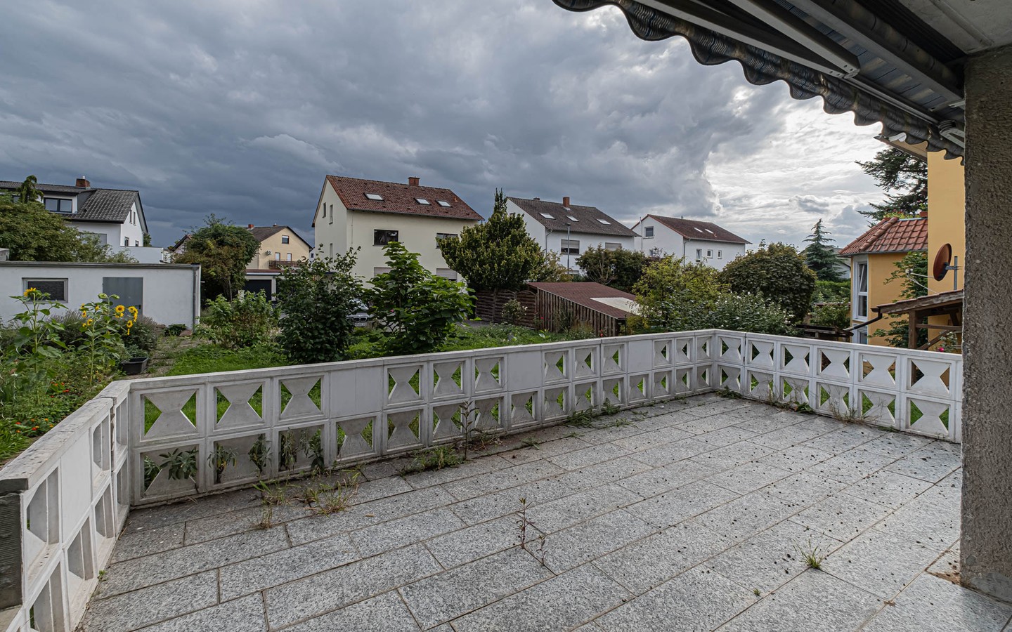 Terrasse EG - Freistehendes Zweifamilienhaus mit großem Garten – Machen Sie es zu Ihrem persönlichen Paradies!