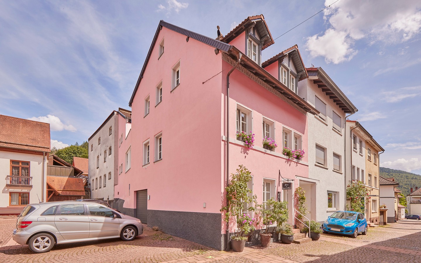 Außenansicht mit Garage - Leben, Wohnen & Arbeiten im historischen Stadtkern von Schönau