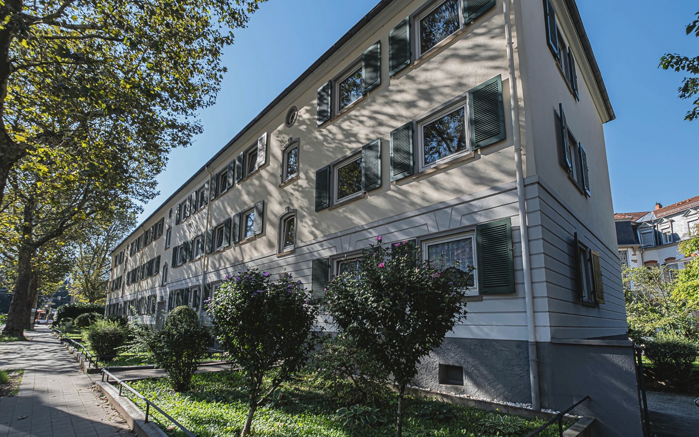 Hausansicht - Bezugsfrei und ohne Käuferprovision: geräumige 3-Zimmer-Wohnung in Heidelberg-Neuenheim