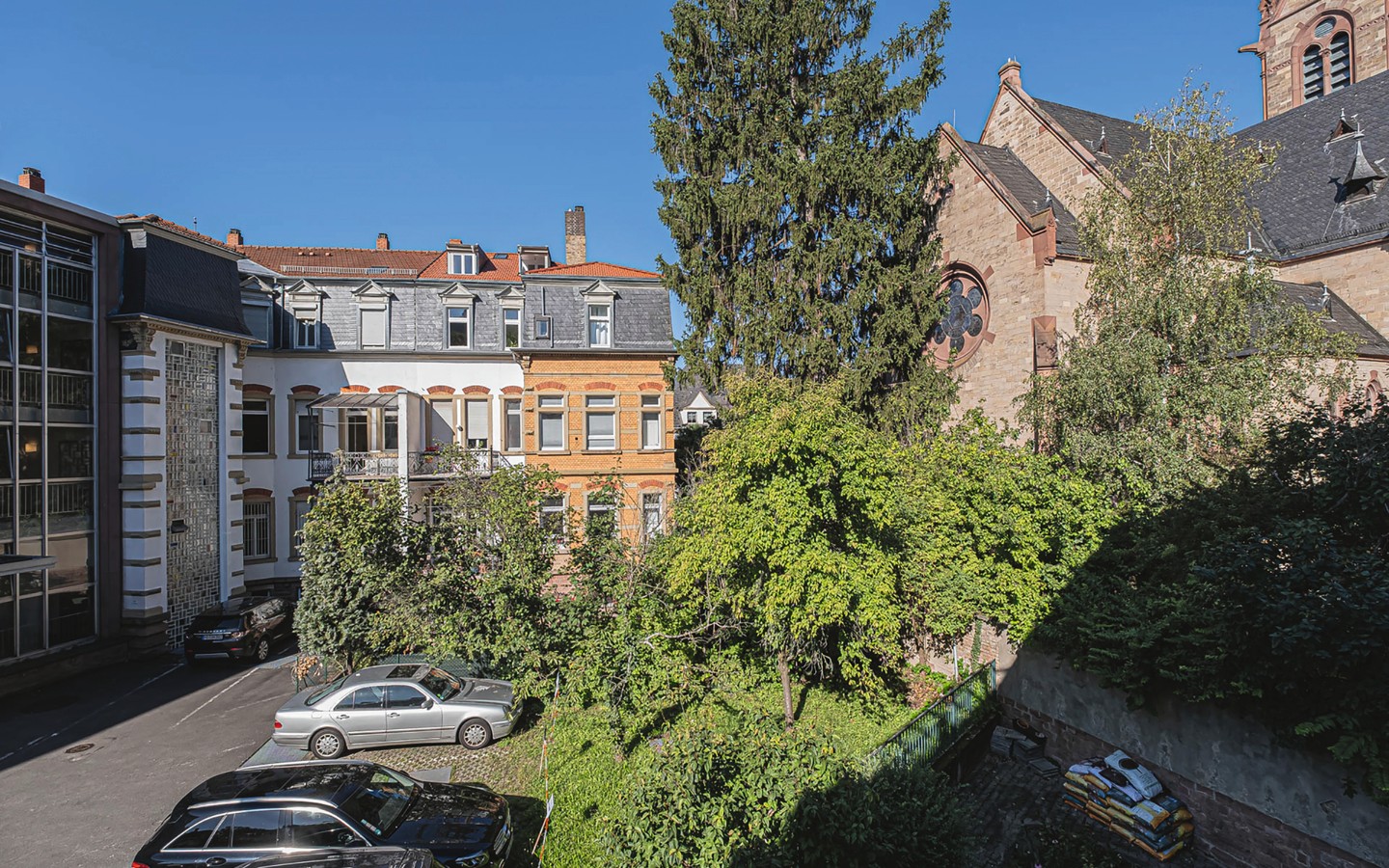 Ausblick Balkon - Bezugsfrei und ohne Käuferprovision: geräumige 3-Zimmer-Wohnung in Heidelberg-Neuenheim