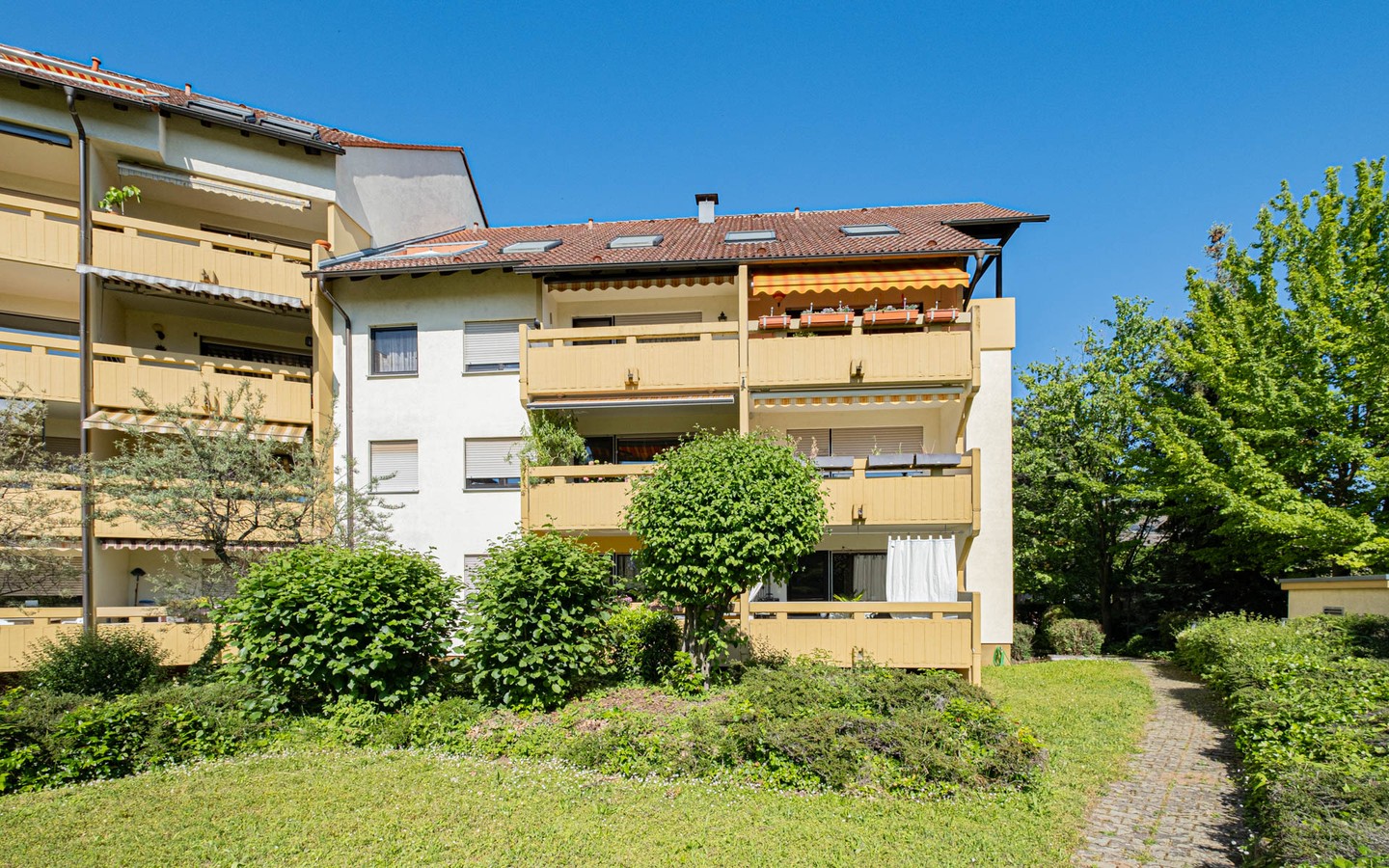 Ansicht hinten - Mannheim-Feudenheim: bezugsfreie 3-Zimmer-Wohnung mit Loggia, Hobbyraum und Tiefgaragenstellplatz
