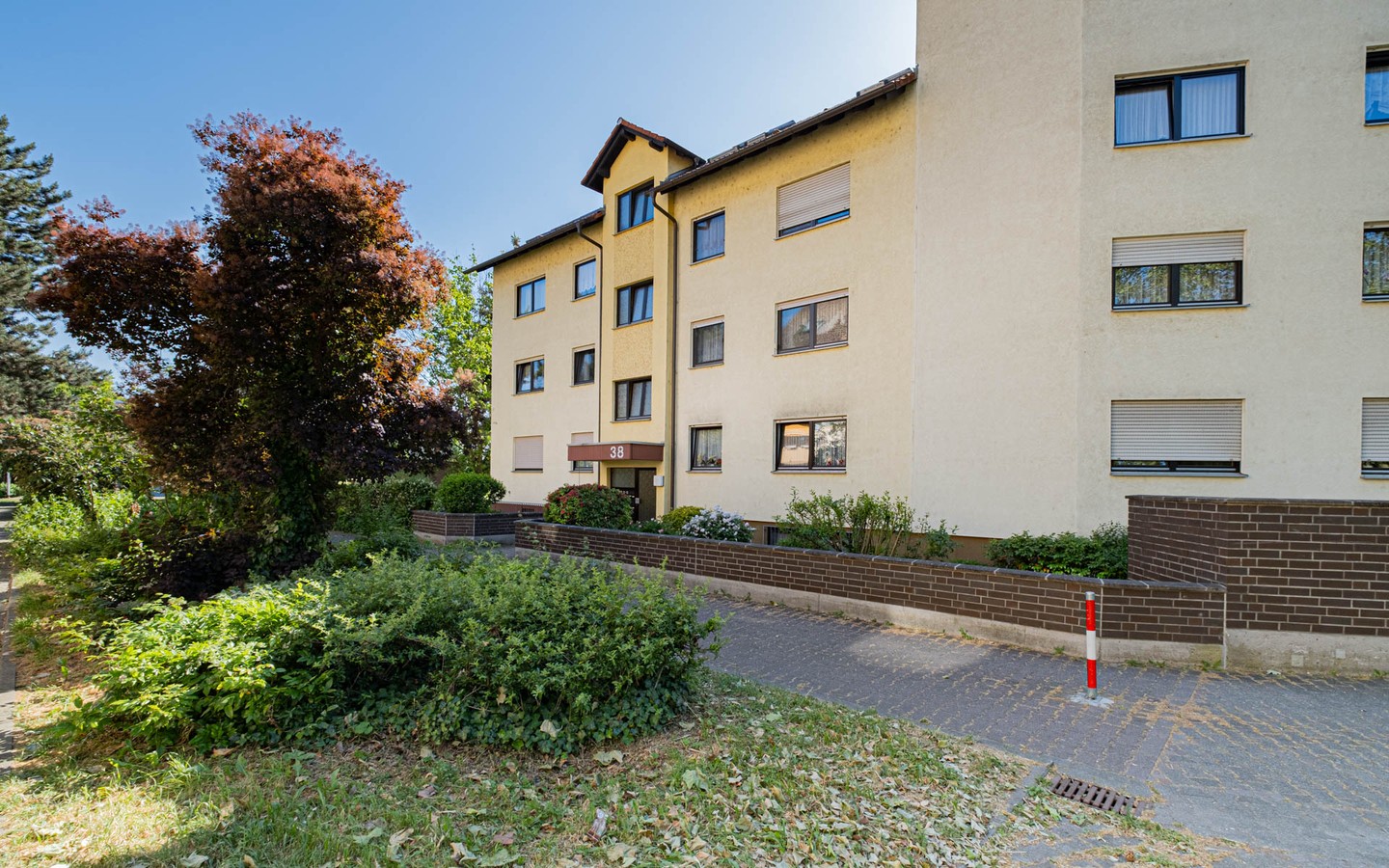 Ansicht vorne - Mannheim-Feudenheim: bezugsfreie 3-Zimmer-Wohnung mit Loggia, Hobbyraum und Tiefgaragenstellplatz