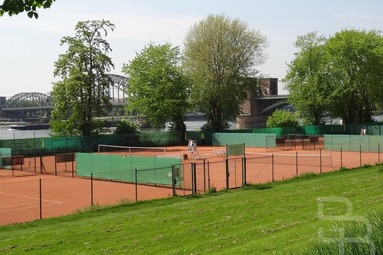 Tennisplatz
				