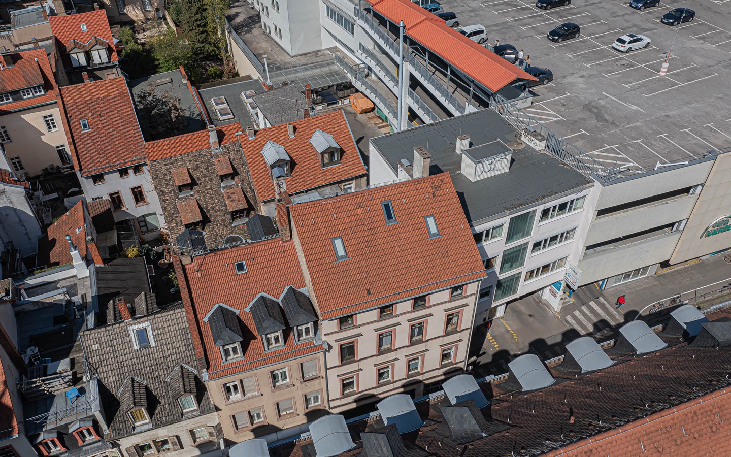 Drohnenaufnahme - Lebendiger Standort in begehrter Lage: Wohn- und Geschäftshaus in der Heidelberger Altstadt