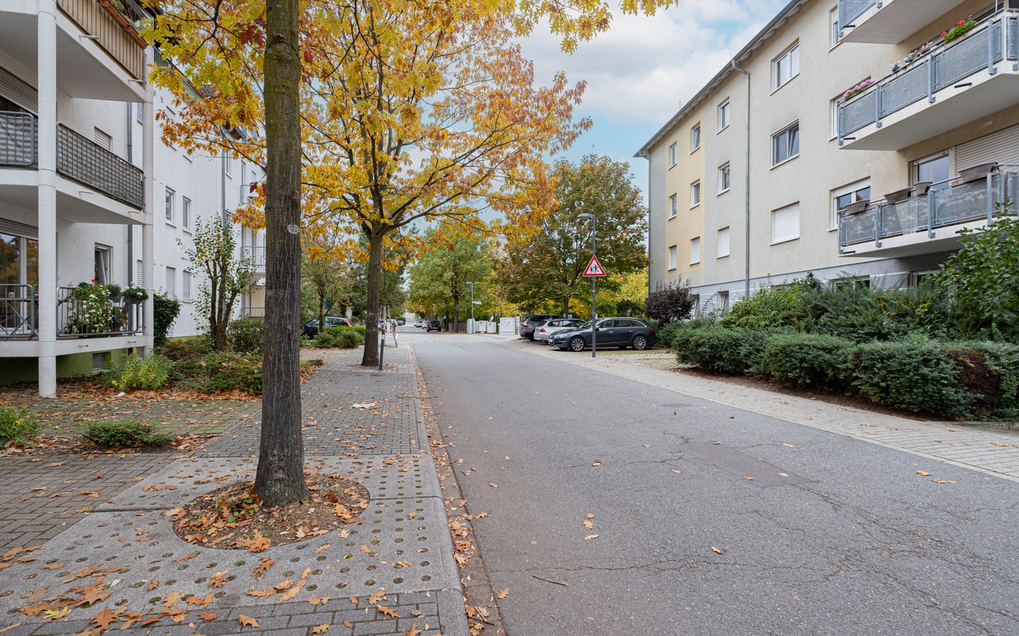 Straßenzug - Großzügig & barrierefrei: 4,5-Zimmer-Wohnung mit Sonnenbalkon in gesuchter Wohnlage von HD-Kirchheim
