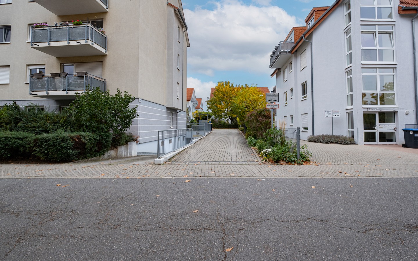 Zufahrt TG - Großzügig & barrierefrei: 4,5-Zimmer-Wohnung mit Sonnenbalkon in gesuchter Wohnlage von HD-Kirchheim