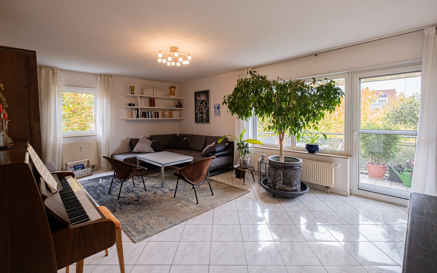 Wohnzimmer - Großzügig & barrierefrei: 4,5-Zimmer-Wohnung mit Sonnenbalkon in gesuchter Wohnlage von HD-Kirchheim