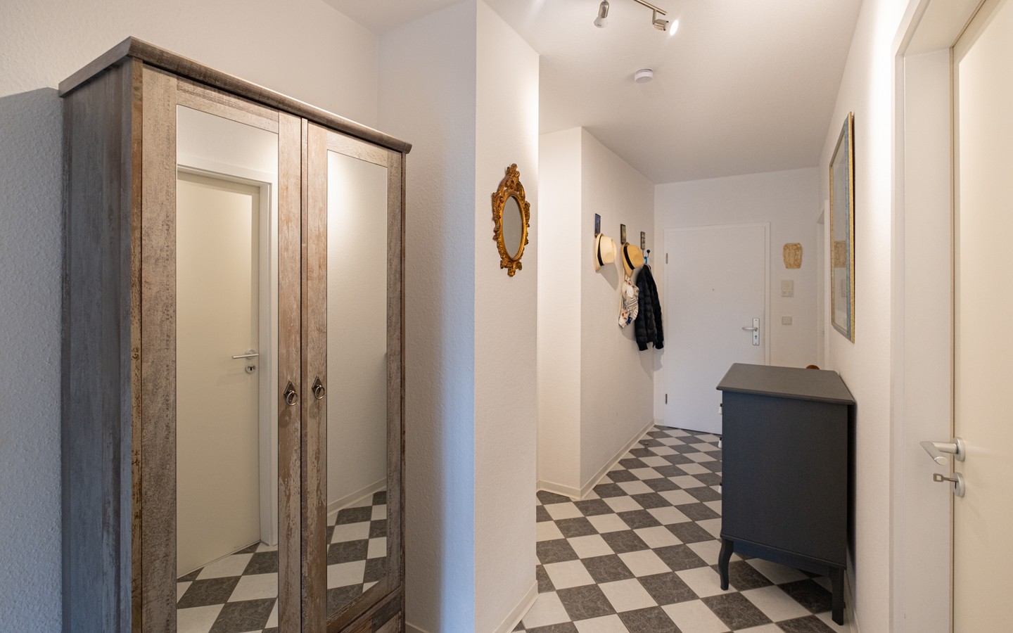 Flur - Großzügig & barrierefrei: 4,5-Zimmer-Wohnung mit Sonnenbalkon in gesuchter Wohnlage von HD-Kirchheim