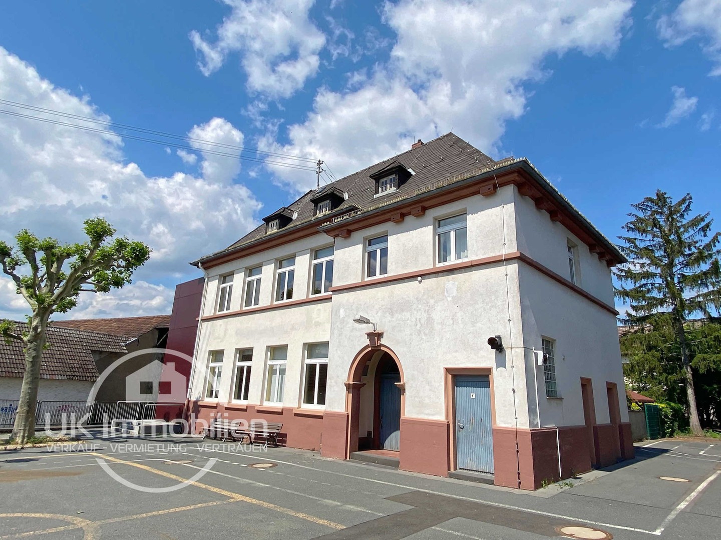 Immobilienmakler-Frankfurt-Berkersheim-alte-Berkersheimer-Grundschule-Hauptgebäude.jpg