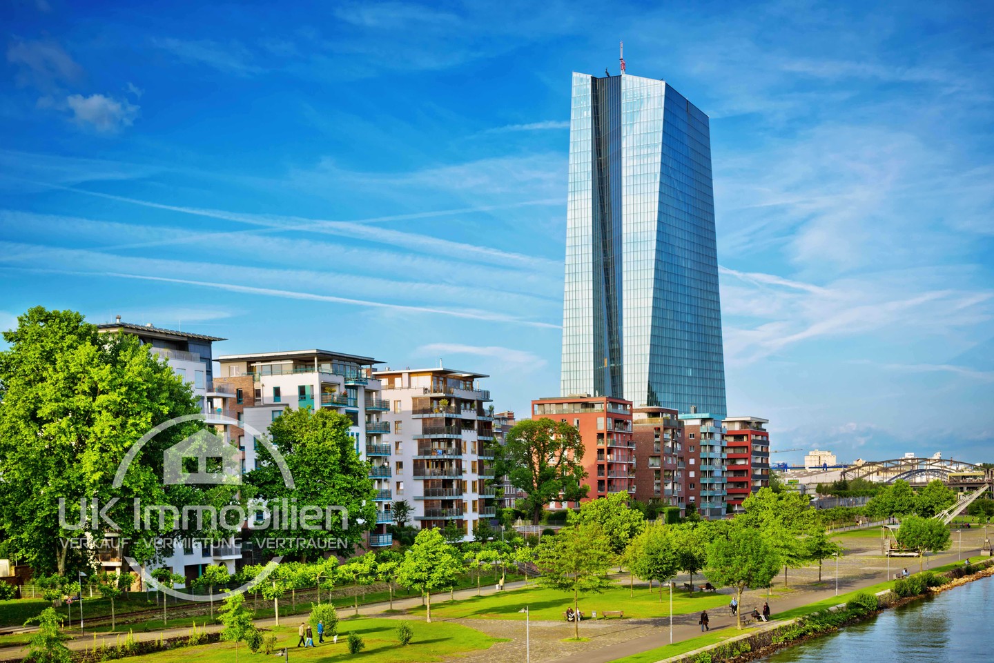 Immobilienmakler-Frankfurt-Ostend-Europäische-Zentralbank-Deutschherrnbrücke-Weseler-Werft-Hafenkran-Frankfurt-Ost.jpg