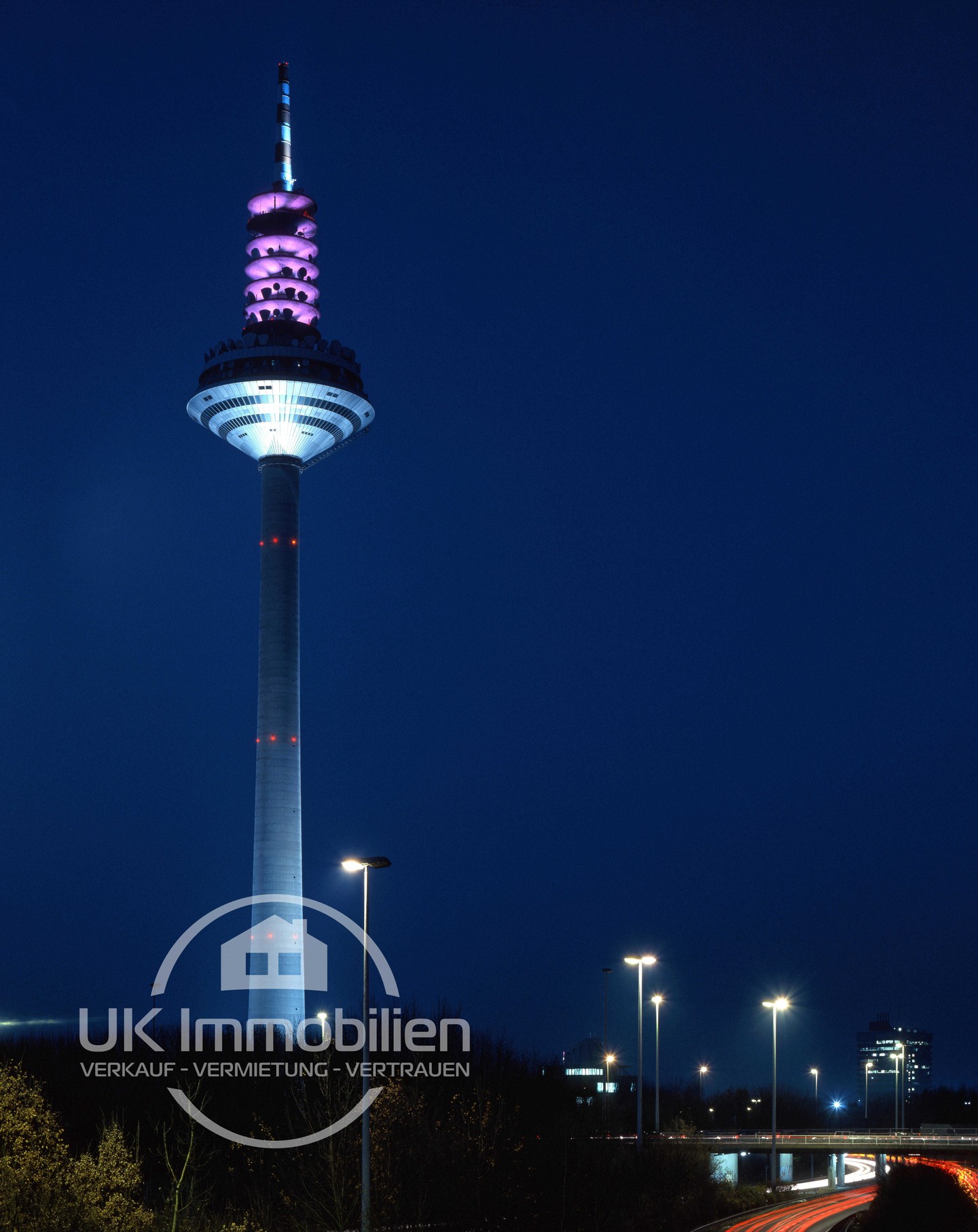 Immobilienmakler-Frankfurt-Ginnheim-Europaturm-bei-Nacht.jpg