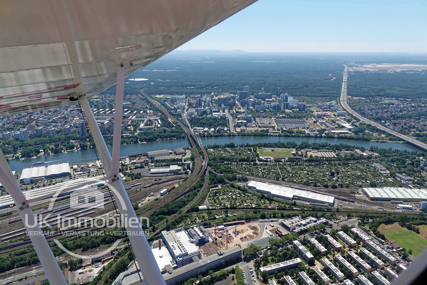 Immobilienmakler-Frankfurt-Niederrad-Buerostadt-Schwanheimer-Ufer-Europabruecke-Luftaufnahme-Niederrad.jpg