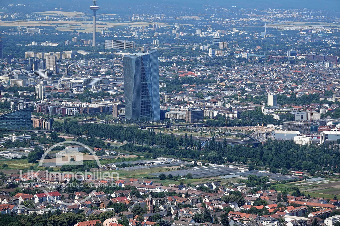 Immobilienmakler-Frankfurt-Oberrad-Oberrader-Felder-Europaeische-Zentralbank-Europaturm-Hafenpark-Mainufer.jpg