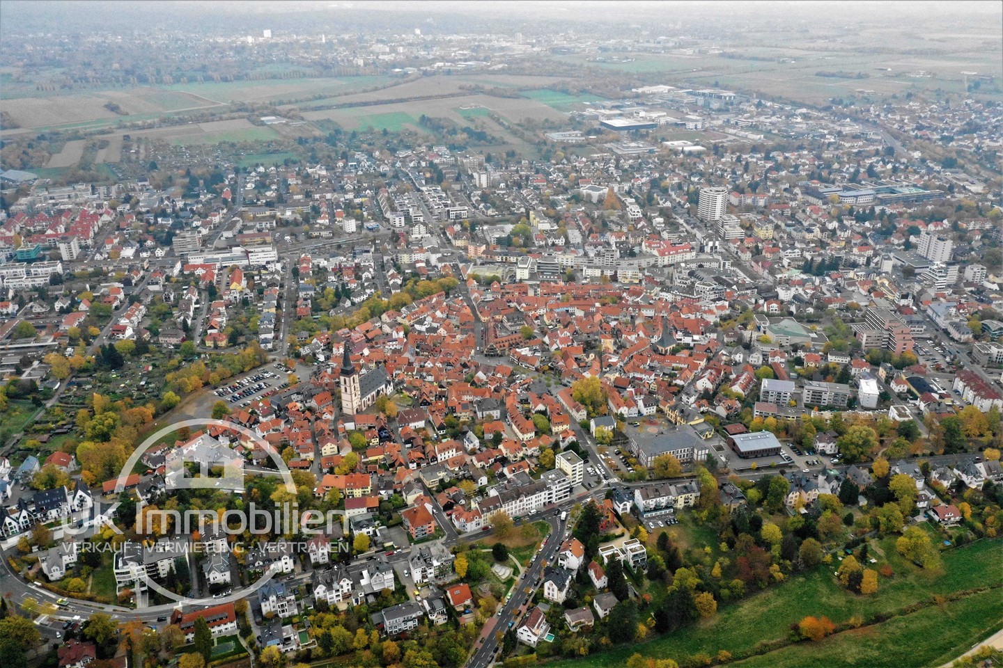 Immobilienmakler-Oberursel-Taunus-Luftaufnahme-der-Altstadt-KoenigsteinerStraße-Altkoenigstraße-An-der-Burg-Schulstraße-St-Ursula-Obergasse.jpg