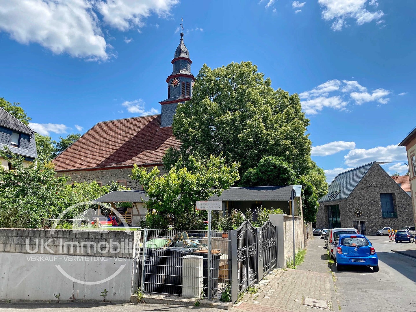 Immobilienmakler-Frankfurt-Praunheim-Alt-Praunheim-Graebestr-Auferstehungskirche.jpg