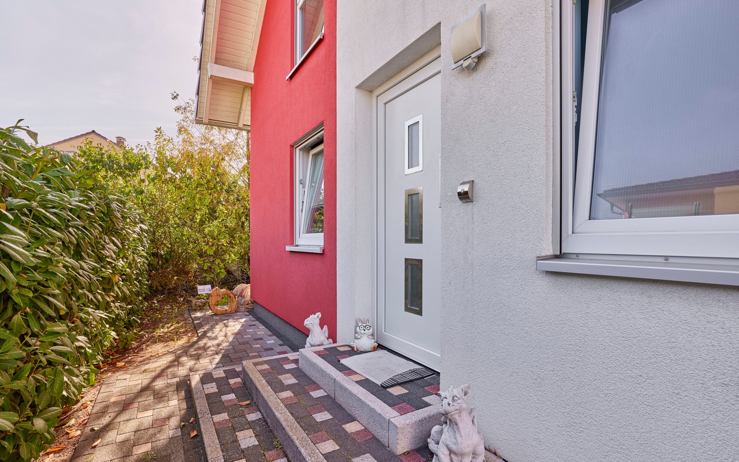 Hauszugang - Ohne Käuferprovision: reizvoll gestaltetes Einfamilienhaus mit herrlichem Garten in Lampertheim