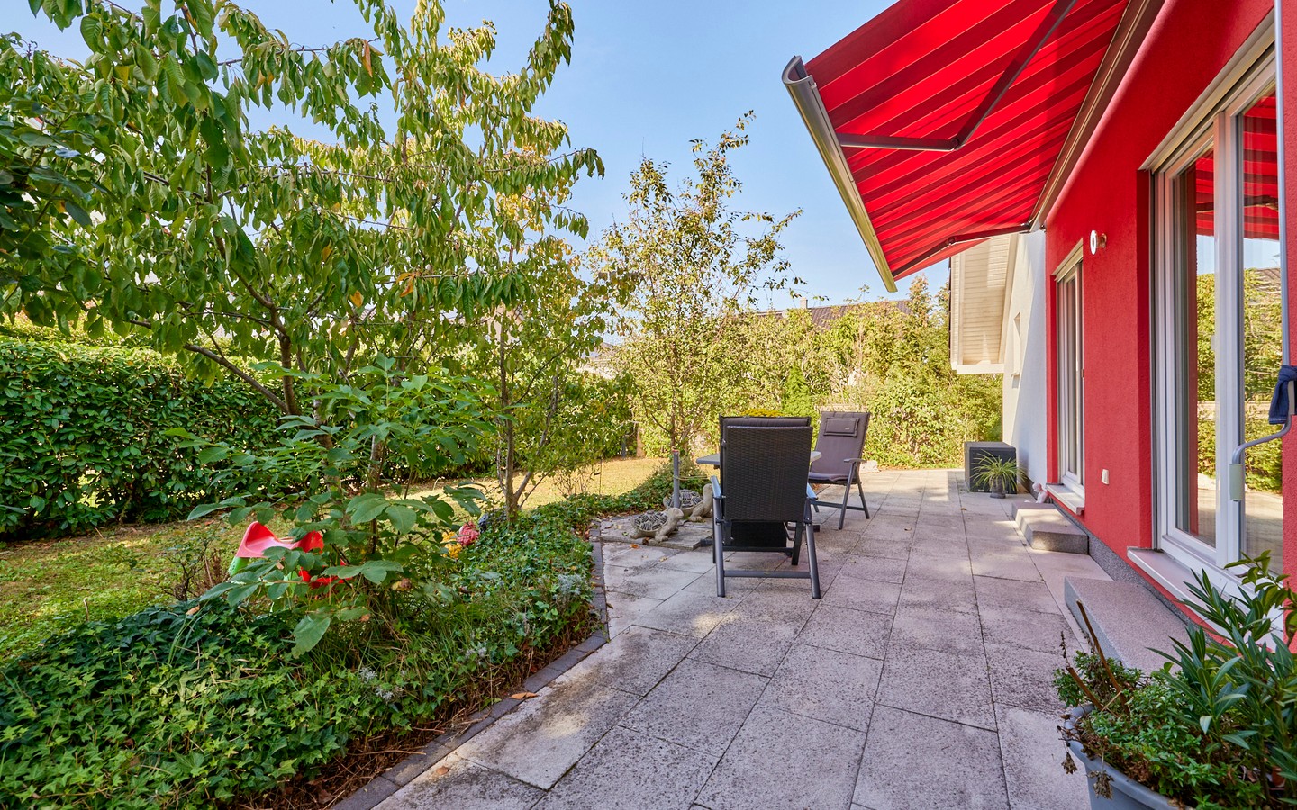 Terrasse - Ohne Käuferprovision: reizvoll gestaltetes Einfamilienhaus mit herrlichem Garten in Lampertheim
