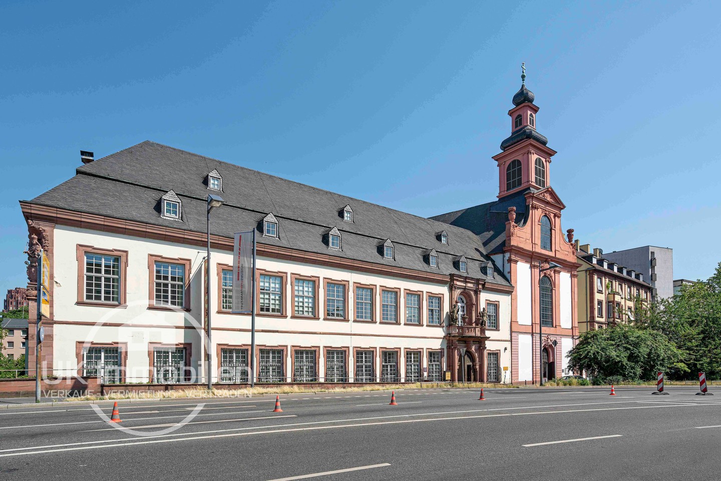 Immobilienmakler-Frankfurt-Sachsenhausen-Museumsufer-Ikonen-Museum-Frankfurt-Sachsenhaeuser-Ufer-Alte-Bruecke.jpg