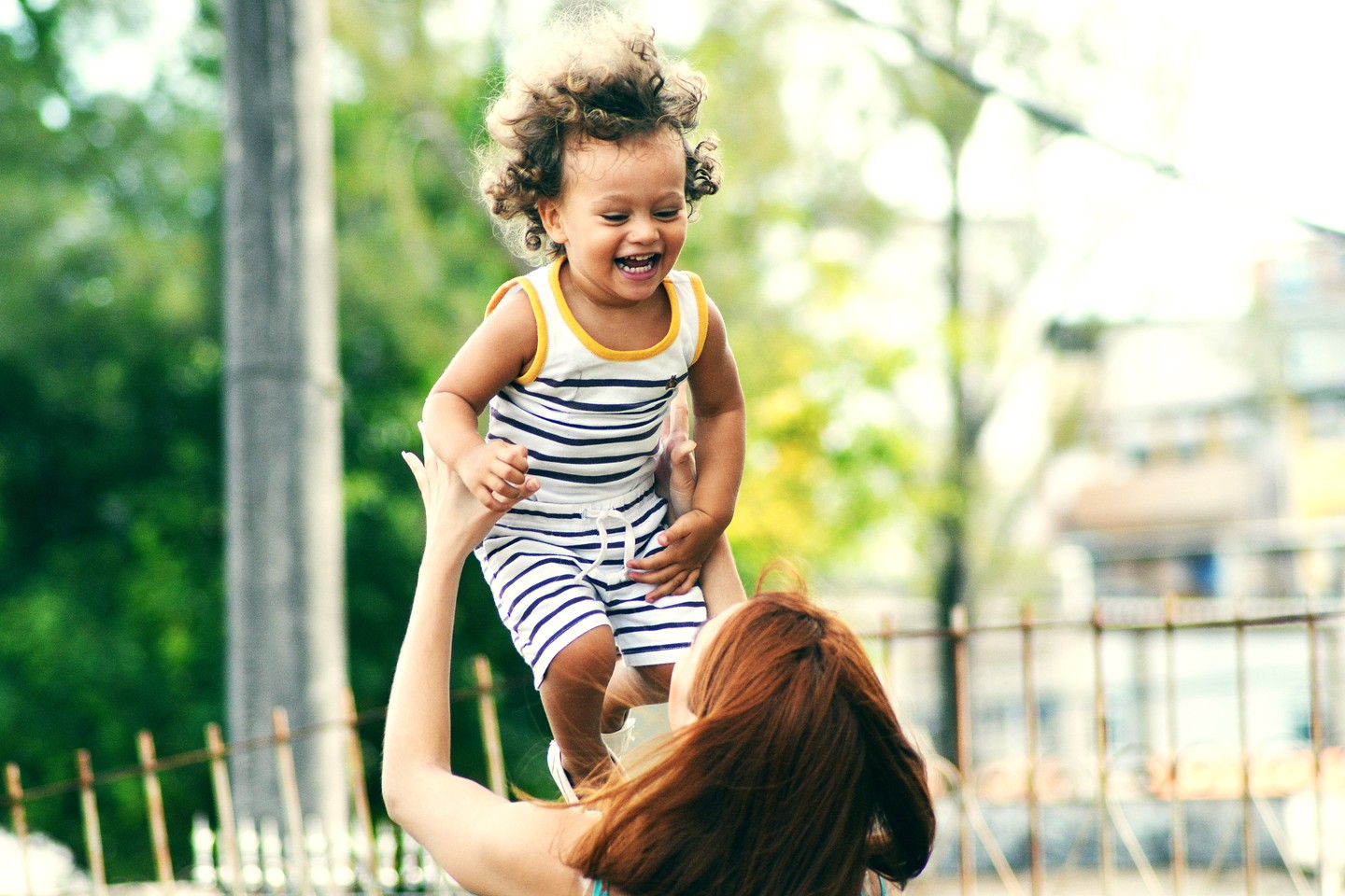 selective_focus_photo_of_woman_lifting_child_during_daytime - ©thiiagocerqueira
