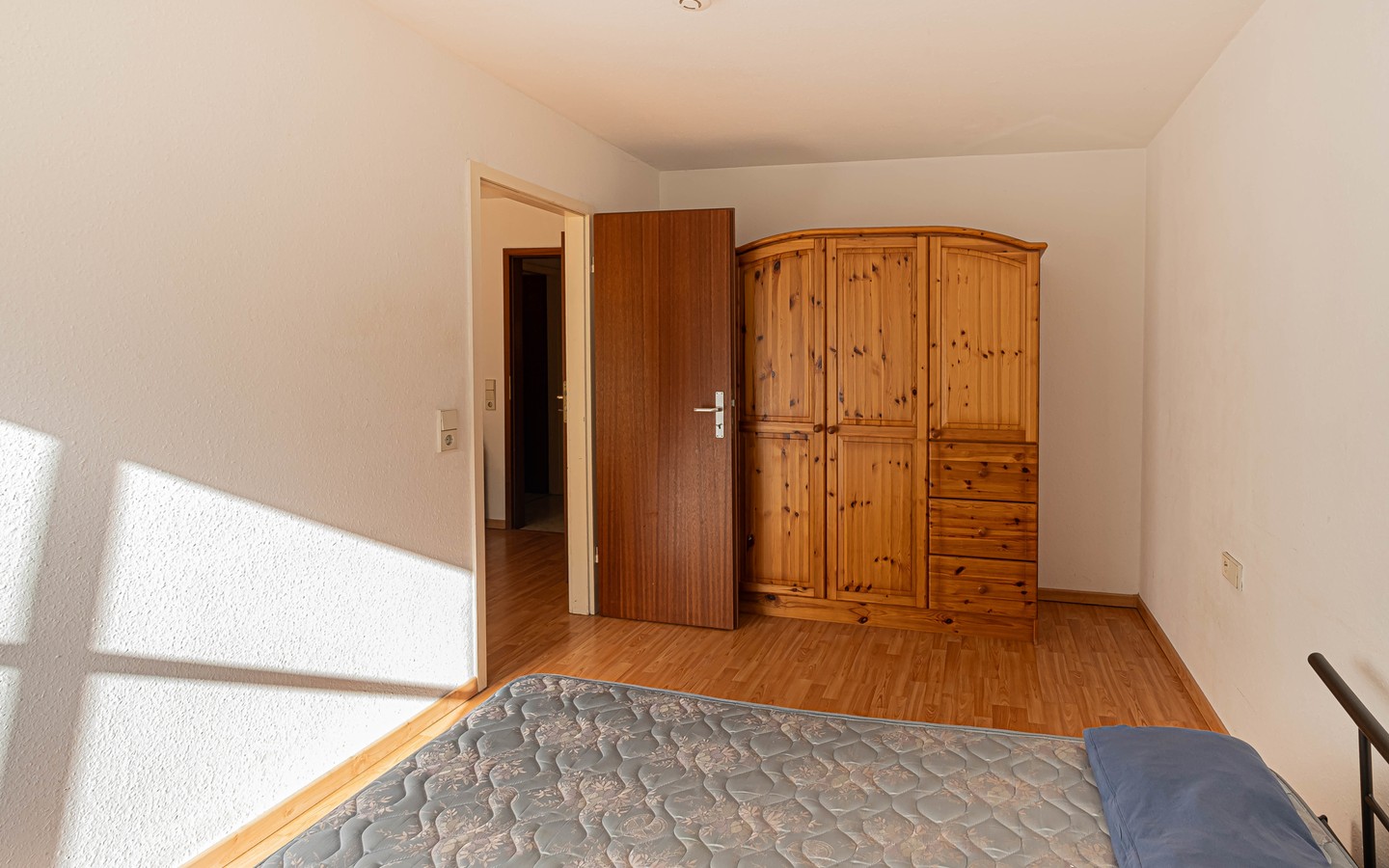 Schlafzimmer - HD-Weststadt: Gepflegte Zweizimmerwohnung mit Balkon in zentraler Lage