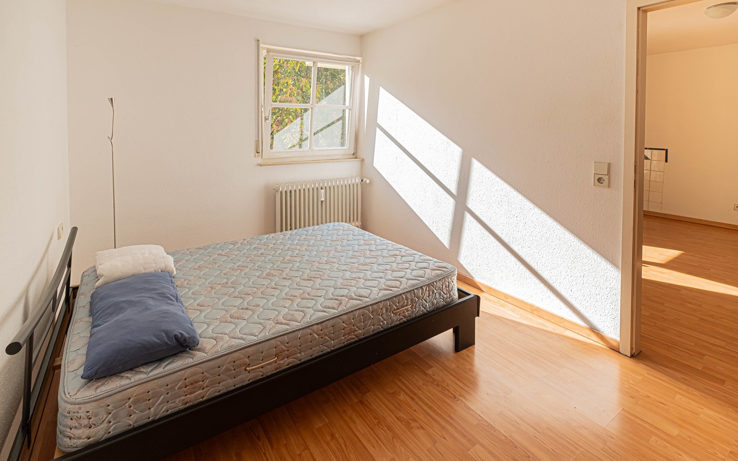 Schlafzimmer - HD-Weststadt: Gepflegte Zweizimmerwohnung mit Balkon in zentraler Lage