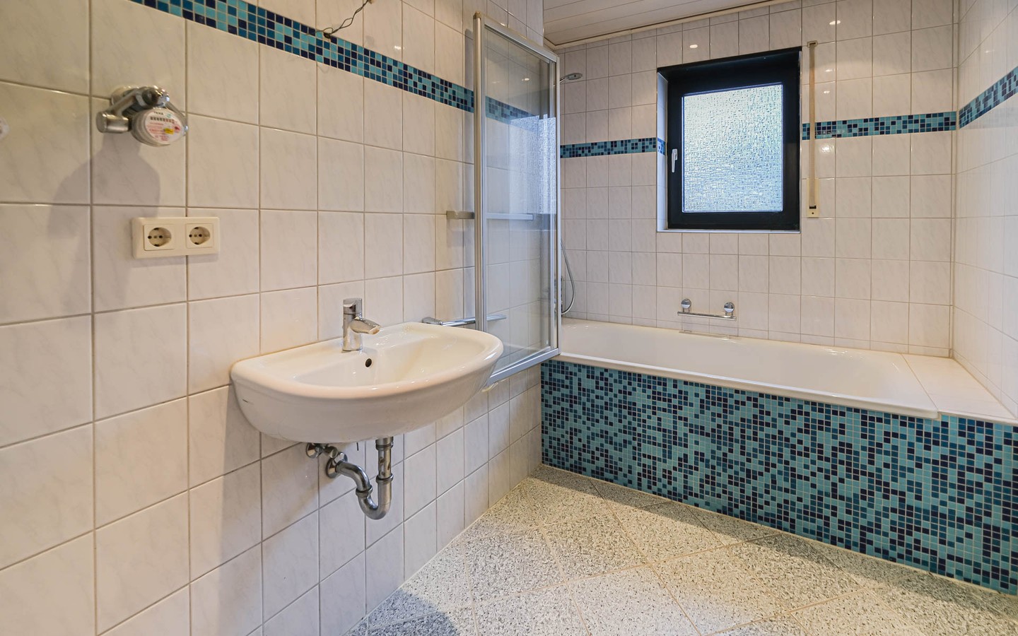 Badezimmer - Verwirklichen Sie Wohnträume: Authentische 3-Zimmer-Wohnung mit Balkon und Gemeinschaftsgarten